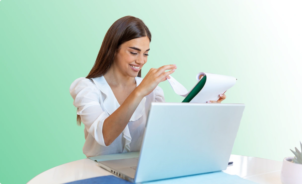 Ejecutiva sonriendo mientras conoce las ventajas de Mi Salario LAFISE